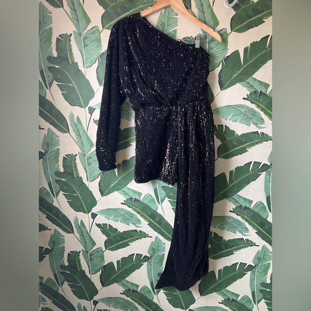Pretty Little Thing Black Sequin Drape Detail One Sleeve Playsuit Romper 6 NWT - Picture 3 of 9